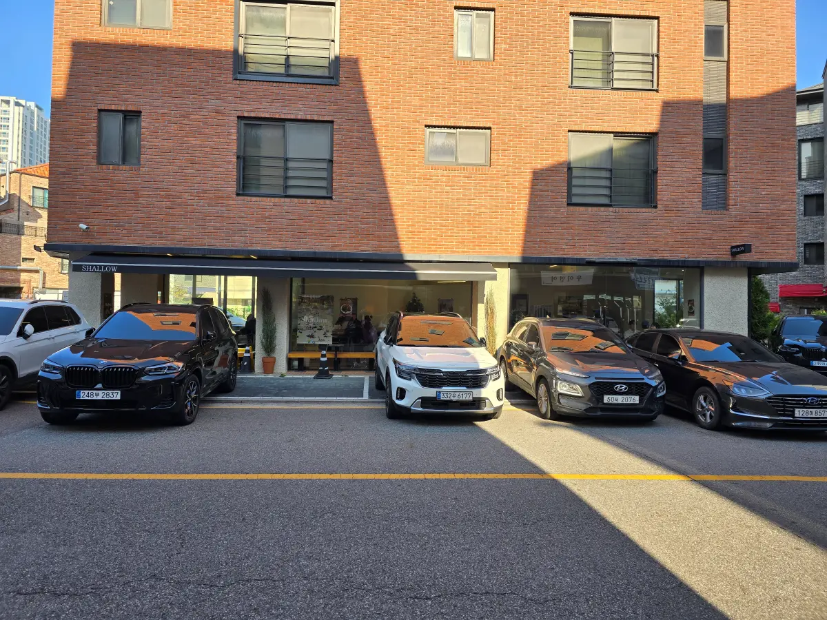 가게 앞에다가 주차해놓은 모습