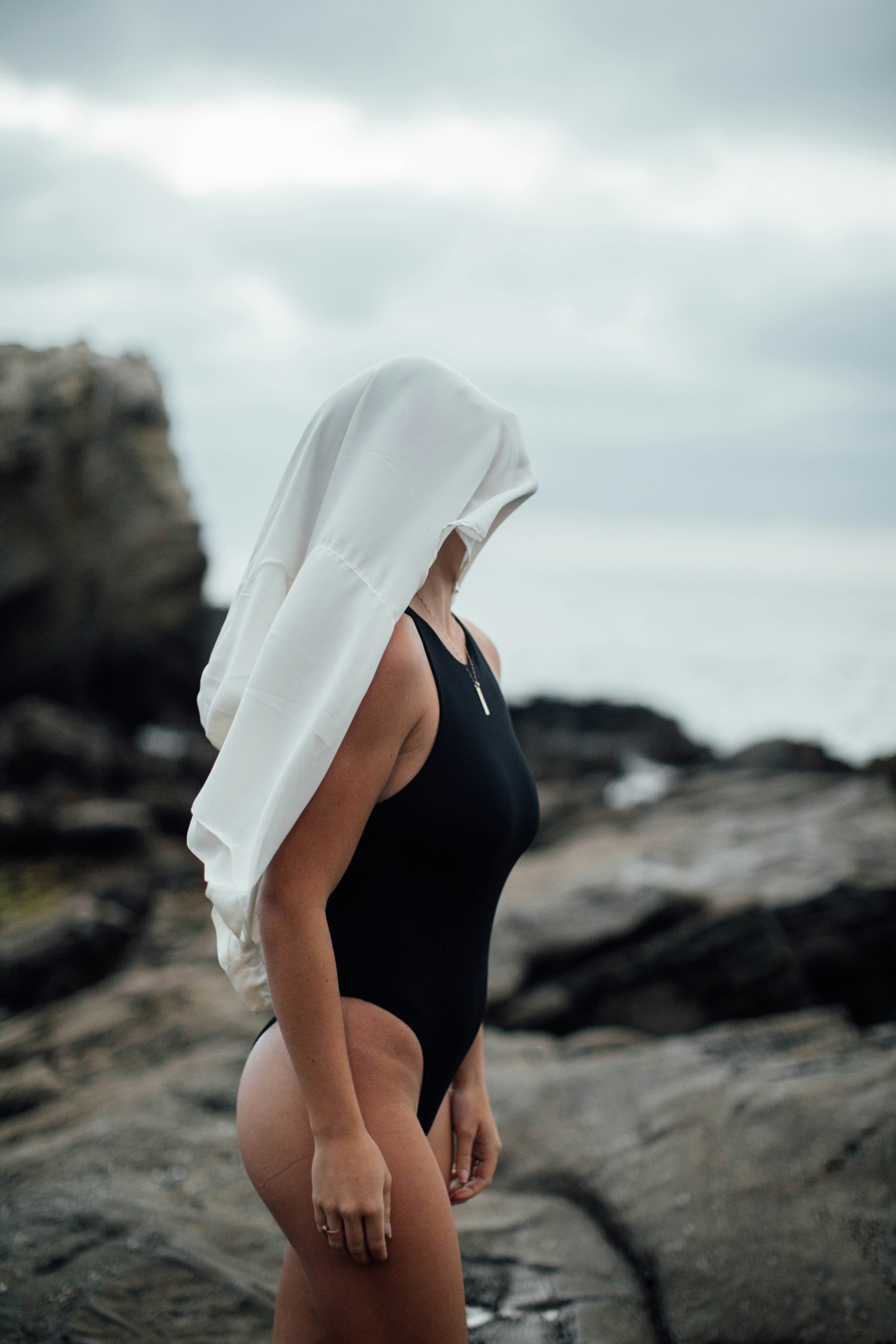 잃어버린 옷을 되찾는 꿈을 표현한 이미지