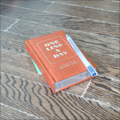 바닥에 놓인 다이어리와 펜.