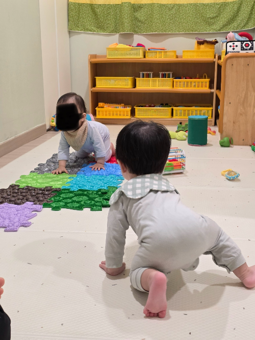 어린이집에서 놀고 있는 아기 사진