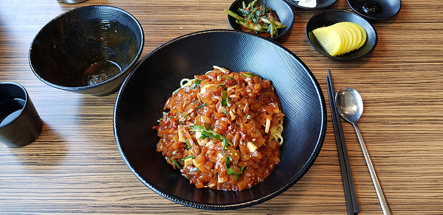 구찌 짜장 양념 얹음