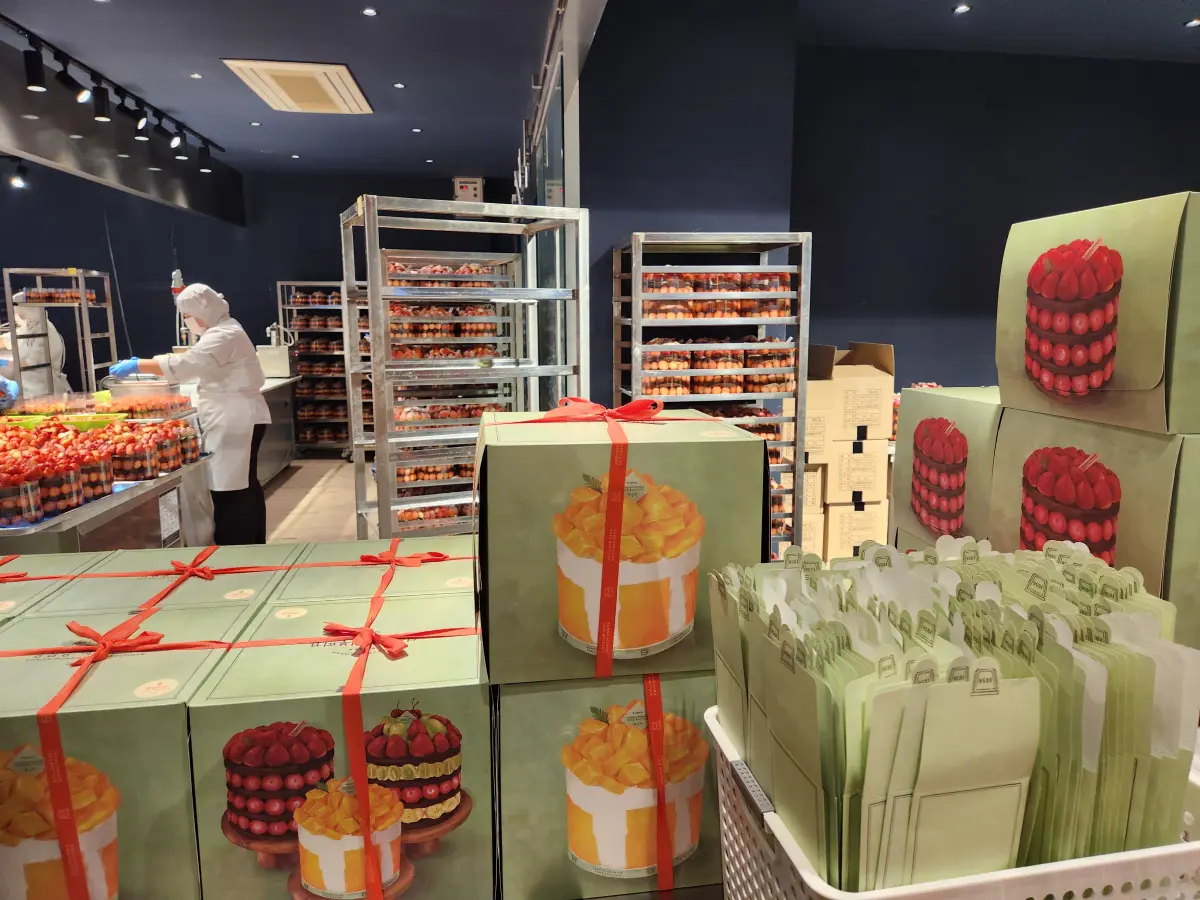 대전-성심당-본점-케익-부띠끄-쌓여있는-딸기시루-막내-케이크