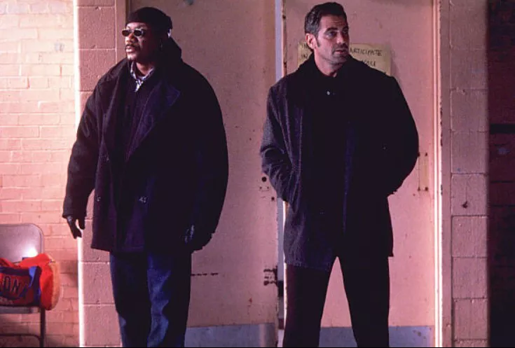 거리에서 서로 반대편을 보며 이야기를 나누는 버디와 잭