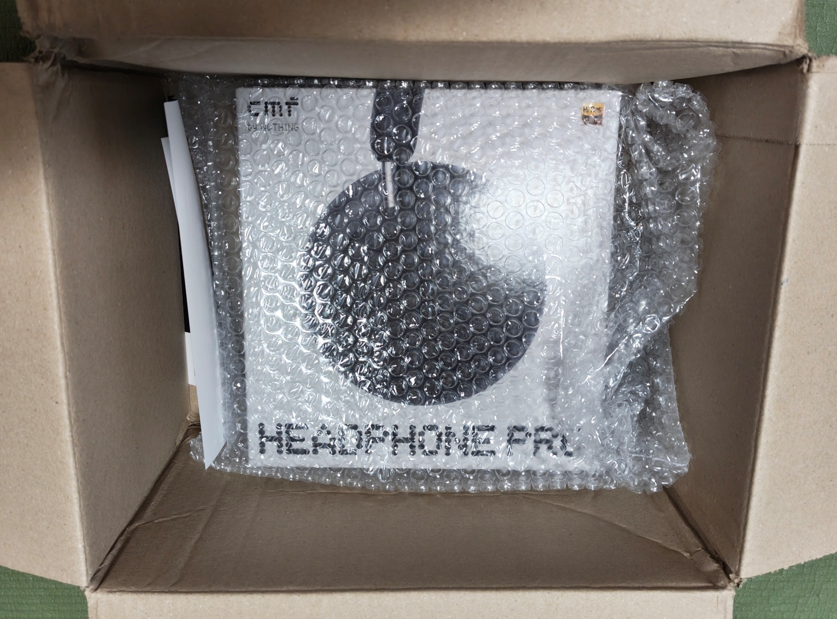 드디어 도착한 CMF 헤드폰 프로!
설레는 마음으로 택배 박스를 여니
뾱뾱이에 잘 싸인 본품 박스가 보입니다.