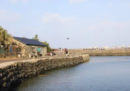 오조포구 방파제와 낡은 상점