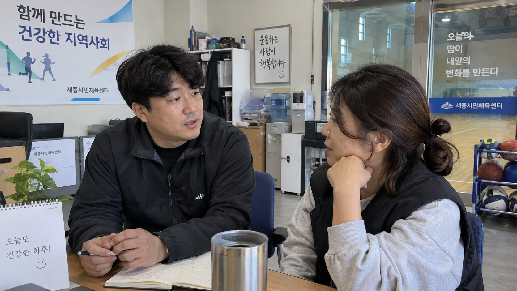 운영진과 조용히 이야기를 나누는 회원