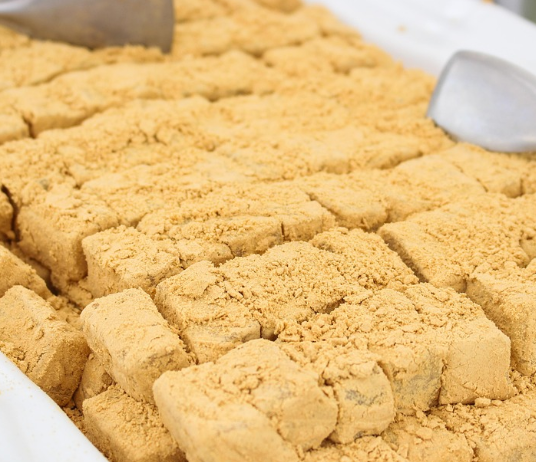 🍰 인절미 티라미수 — 콩고물과 크림이 만나 탄생한 전통의 달콤한 진화