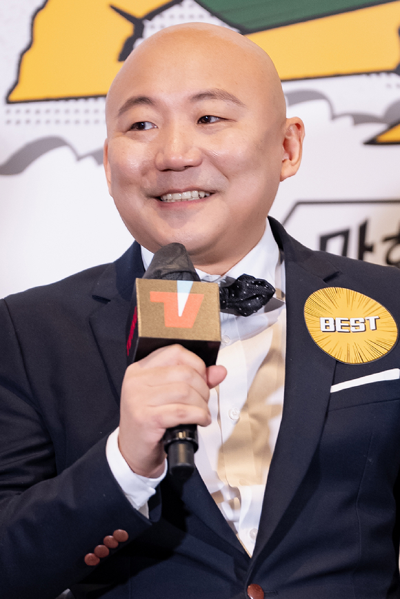 만화가 주호민이 27일 온라인으로 진행된 티빙 오리지널 예능 '만찢남' 제작발표회에 참석해 소감을 말하고 있다. [사진=티빙]
