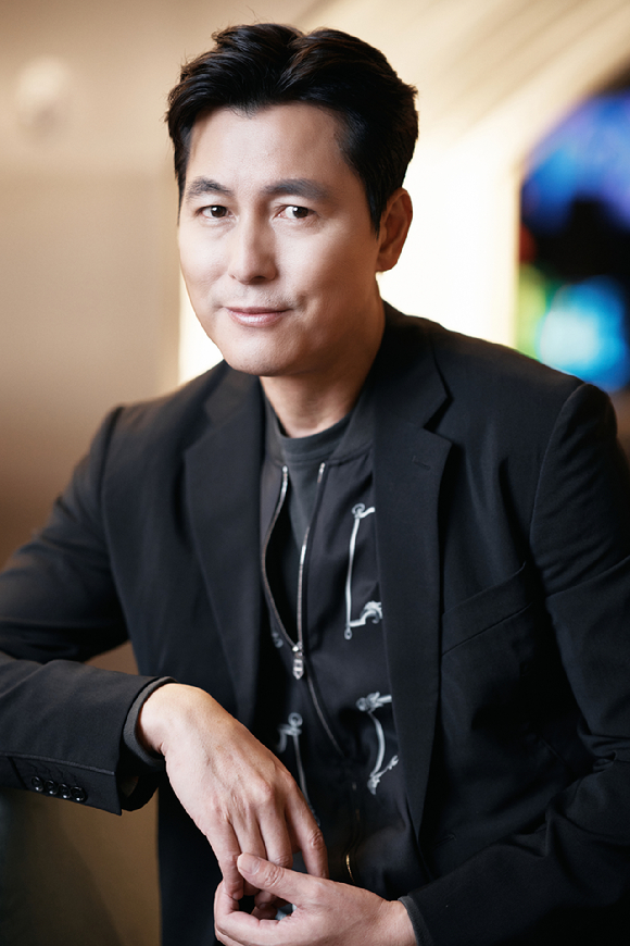배우 정우성이 영화 '서울의 봄'(감독 김성수) 인터뷰에 앞서 포즈를 취하고 있다. [사진=플러스엠엔터테인먼트]