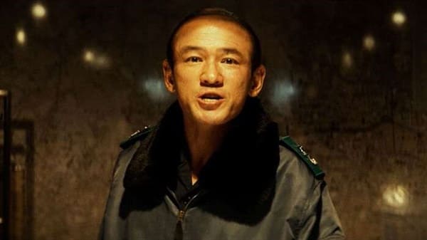 주인공이 화면을 노려보며 소리지르려고 하는 장면