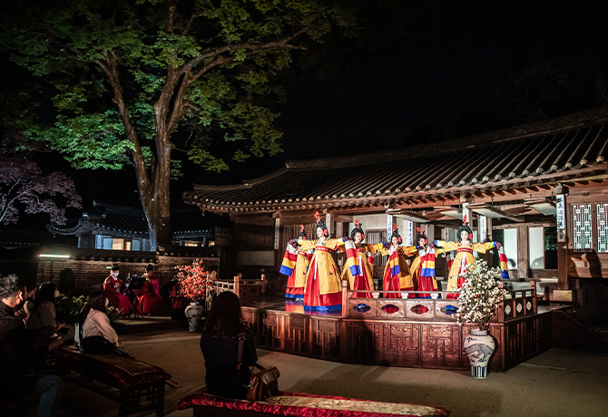 공연 중인 창덕궁 연경당