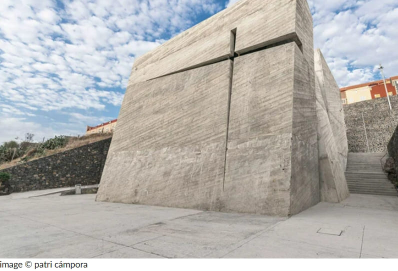 단일 석조 블록의 집합체...테네리페 섬에 있는 메니스 아르키텍토스 교회 VIDEO: Menis arquitectos' church on tenerife island is a cluster of monolithic stone blocks