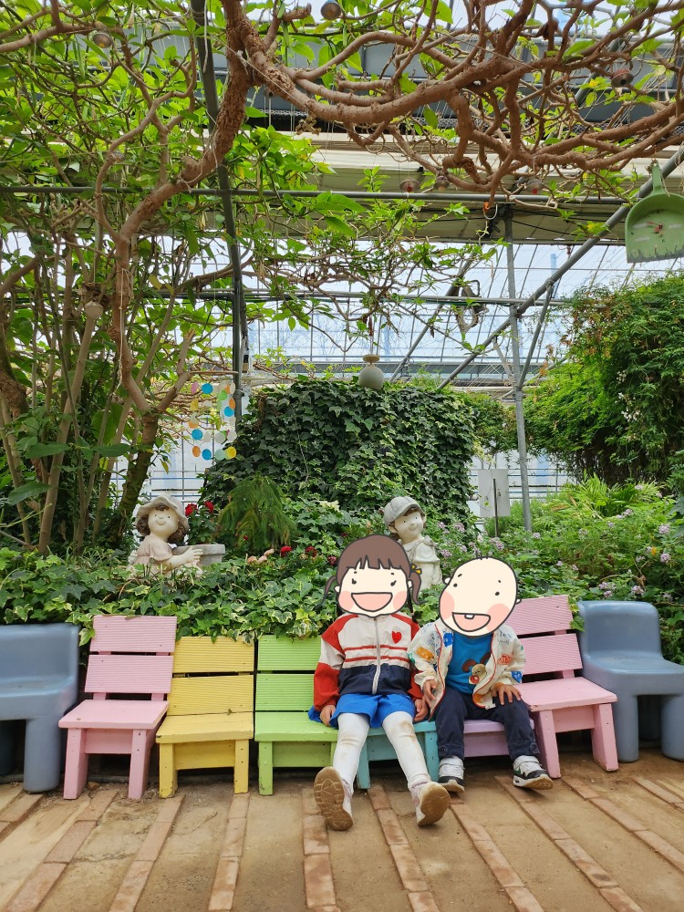 의자에 앉은 아이들