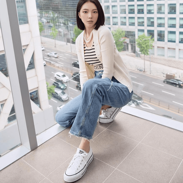 가상모델-리나가-한쪽-무릎을-꿇고-앉아있는-모습