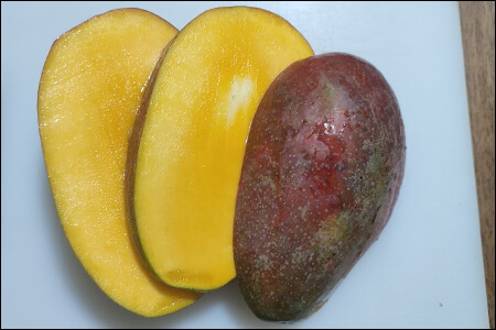 삼등분한 망고와 씨의 위치