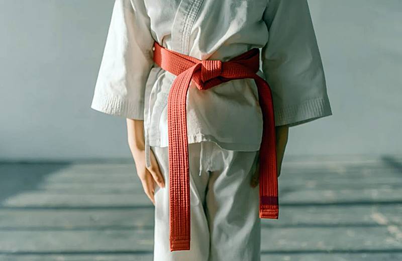 태권도-도복에-빨간색띠를-매고있는-모습