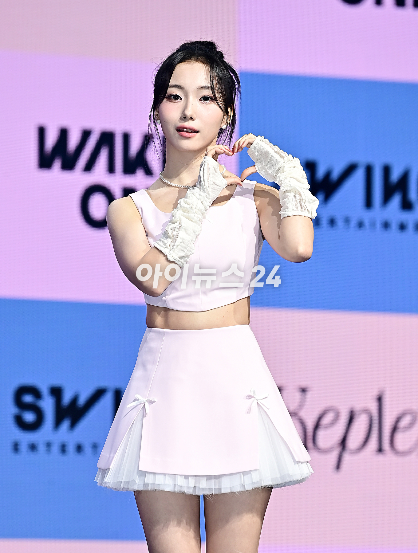 걸그룹 케플러(Kep1er) 서영은이 25일 오후 서울 광진구 예스24 라이브홀에서 열린 다섯 번째 미니앨범 'Magic Hour' 쇼케이스에서 포토타임을 갖고 있다. [사진=곽영래 기자]