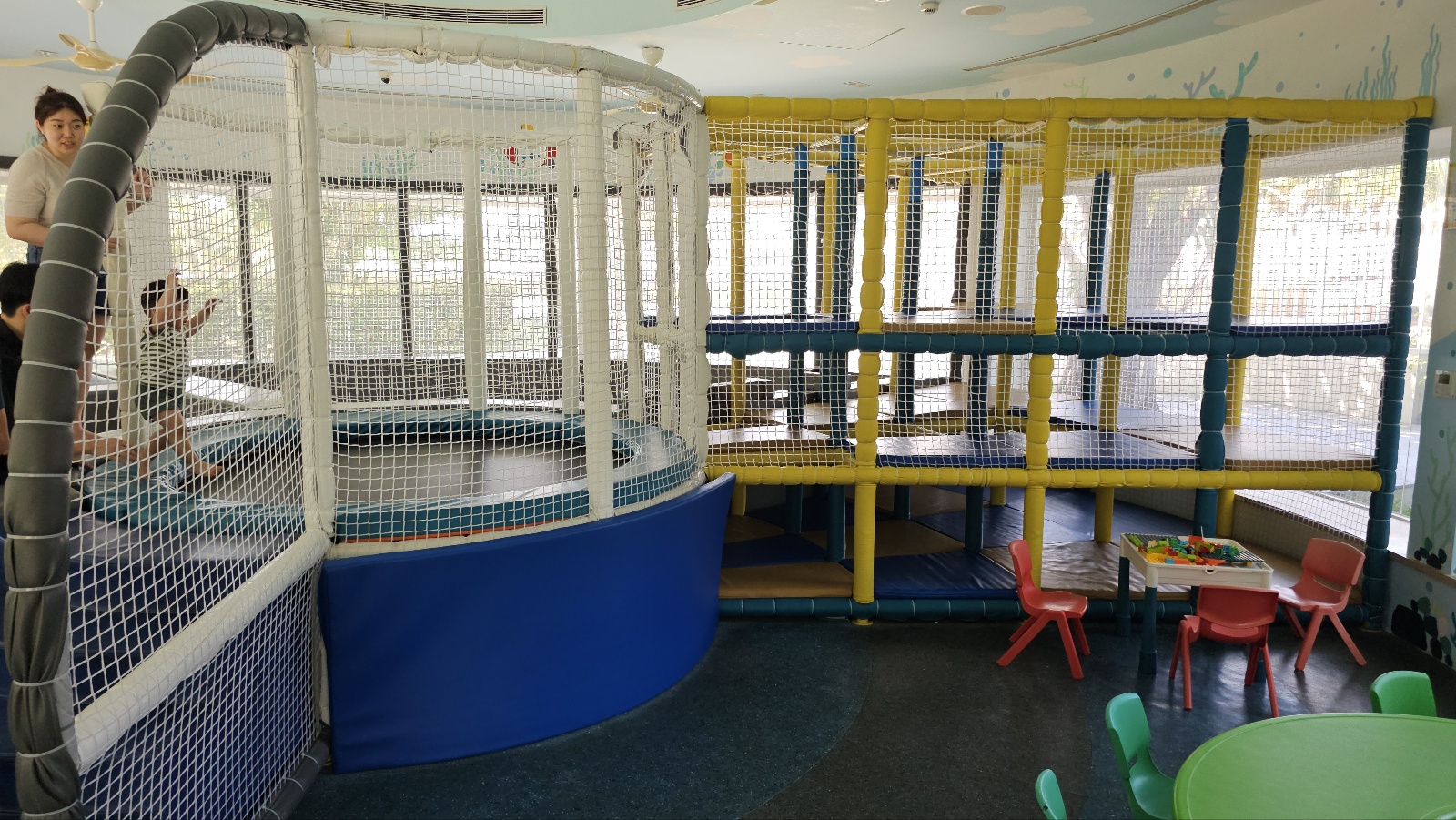 체크인 절차를 진행하며