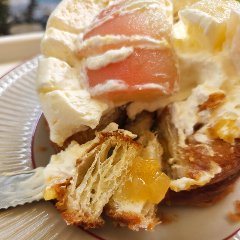 복숭아_크림_페이스트리_단면