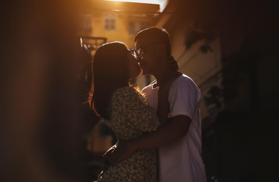 연인의 키스 장면 사진