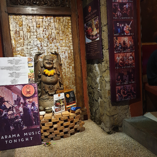 웃는 부처 모형이 있는 입구, 우측에는 요일별 일정이 보인다.