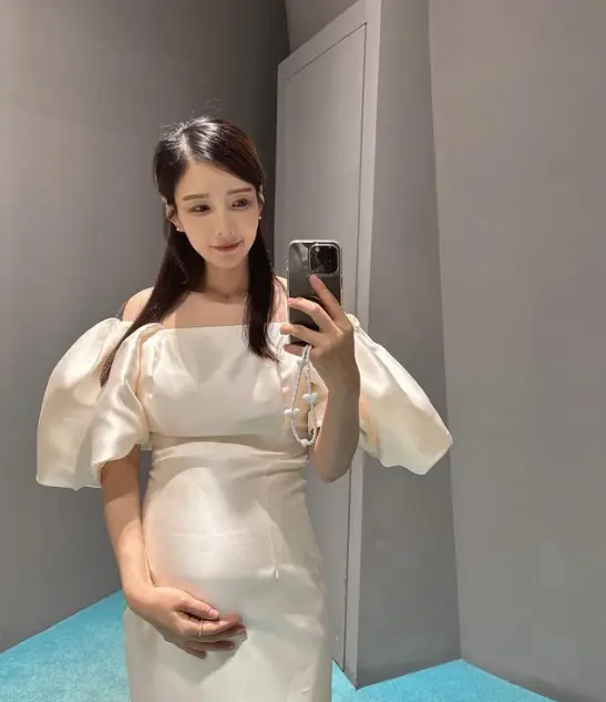 현역가왕- 어깨가 드러난 아이보리 반팔원피스를 입고 핸드폰으로 셀카를 찍고있는 한봄