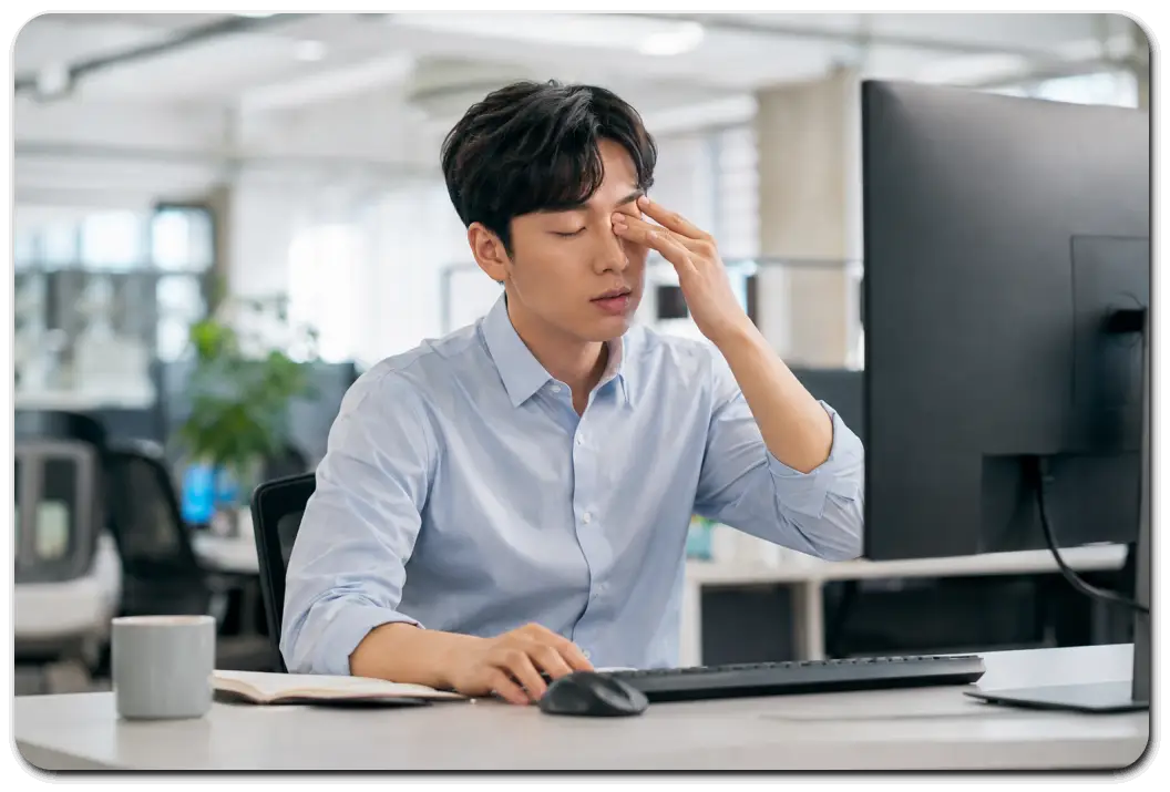 컴퓨터-앞-눈을-비비는-직장인