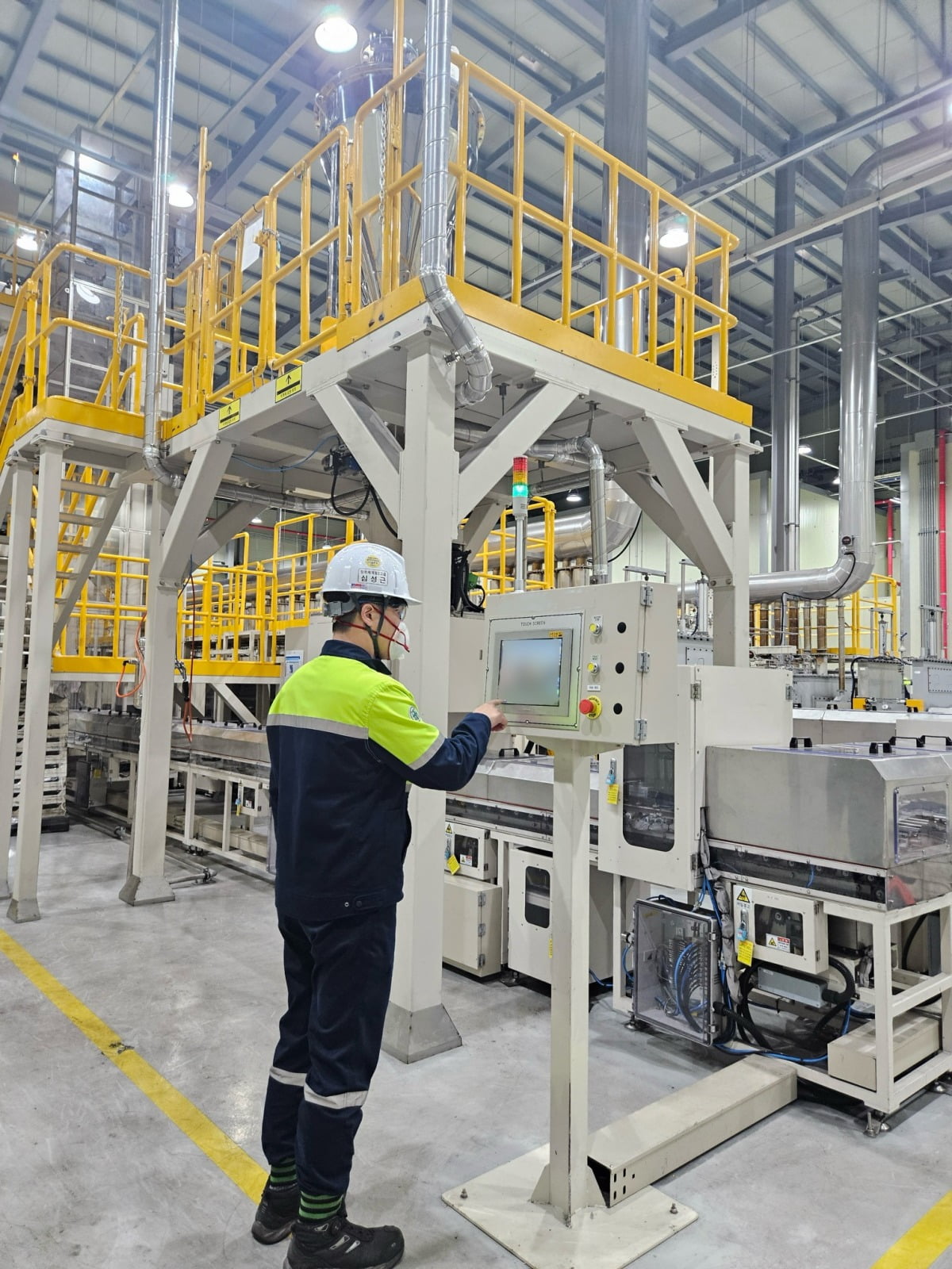 포스코퓨처엠이 세종 기술연구소 파일럿 플랜트에서 LMR 양극재 제품 생산을 테스트하고 있다.