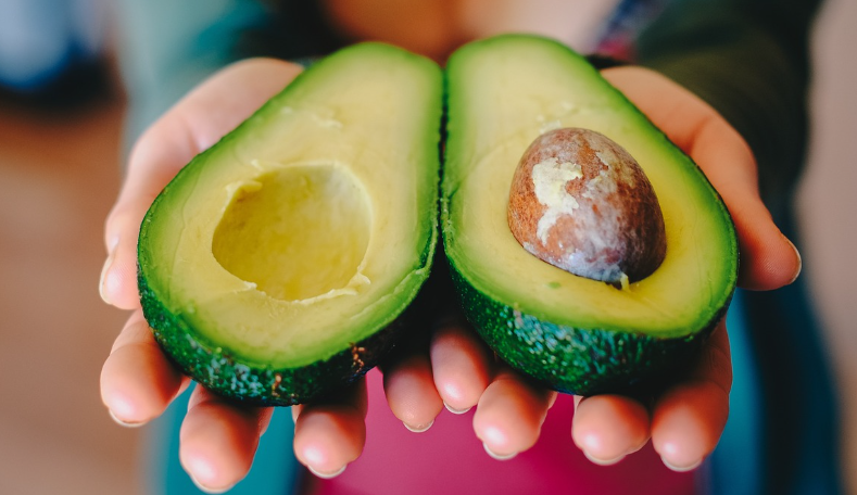아보카도 반 자른 이미지
