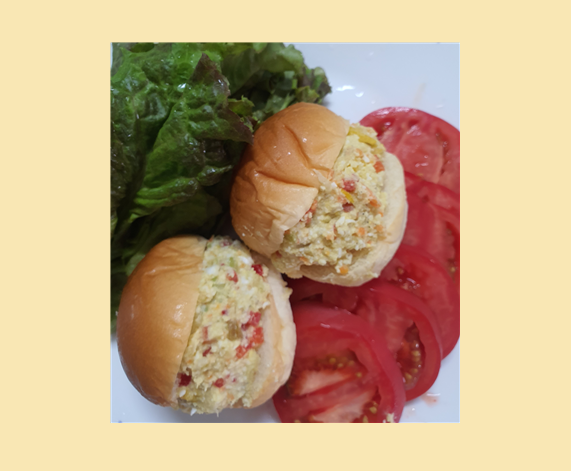 감자, 당근, 사과, 양파로 만든 샐러드 빵