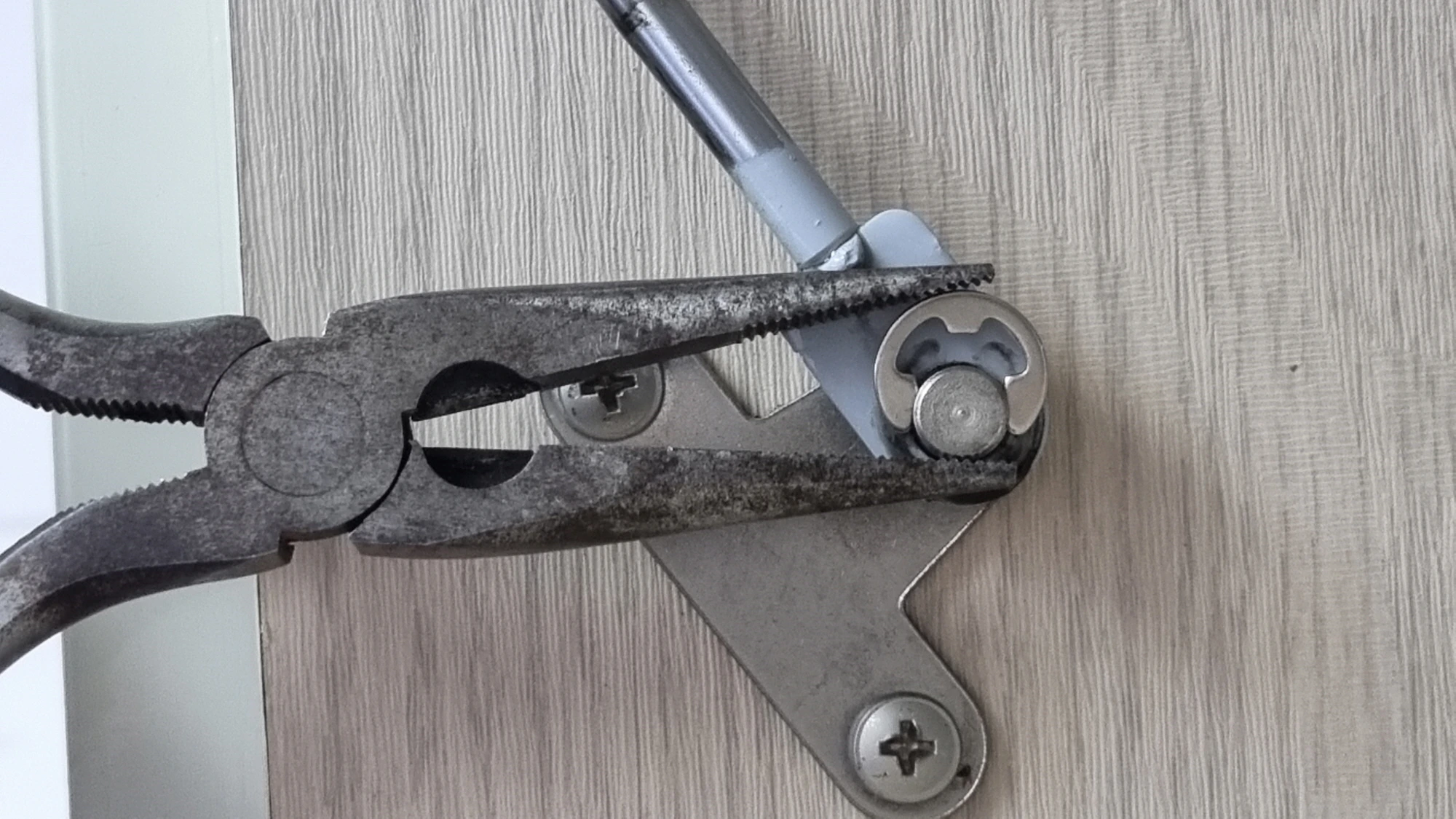 쇼바 연결 부품 끼우는 모습