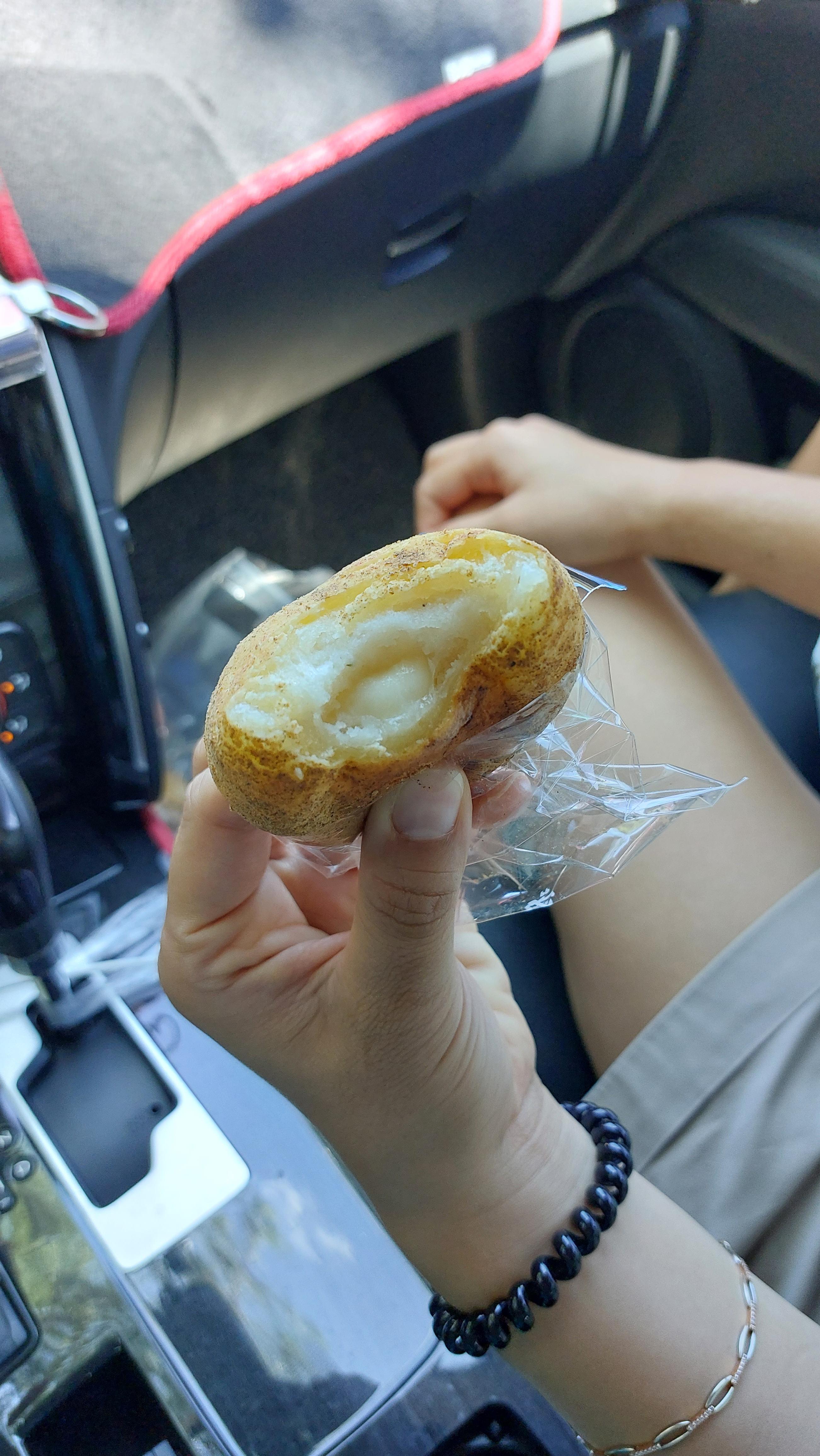 정선 감자빵 중에서 햇감자빵은 속안에 모짜치즈가 들어가 있다!