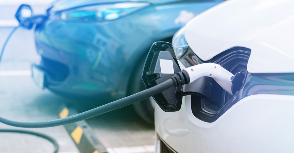 ์ถฉ์ ๊ธฐ๋ฅผ ์ด์ฉํ๊ณ ์๋ ๋ ๋์ ์ ๊ธฐ ์๋์ฐจ