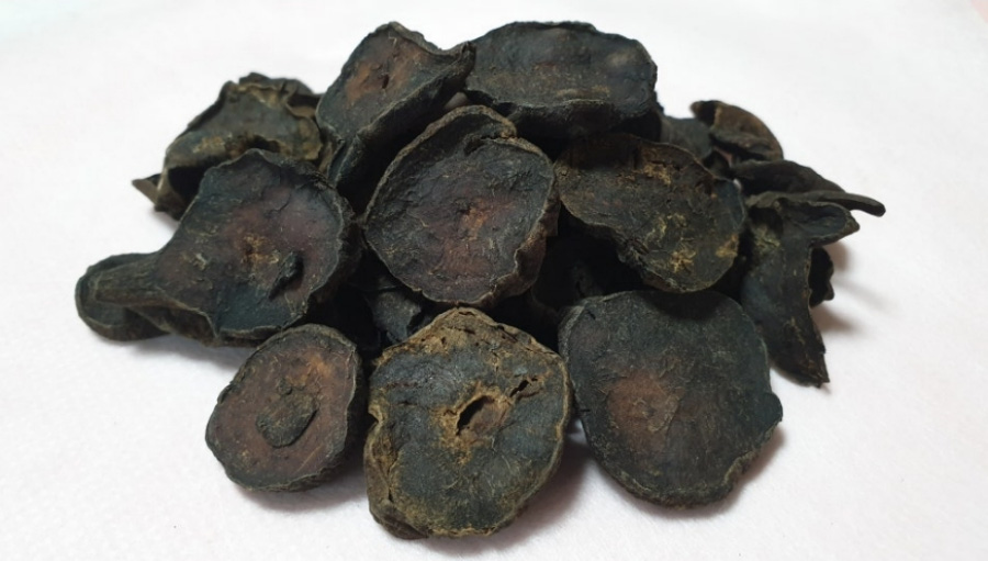 야생에서 채취를 한 부자를 편으로 썰어 놓은 것을 술에 쪄서 만든 부자포를 흰색 바닥 위에 수북하게 놓아두고 찍은 사진