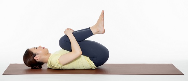 요가자세 - 누워서 무릎 당기기