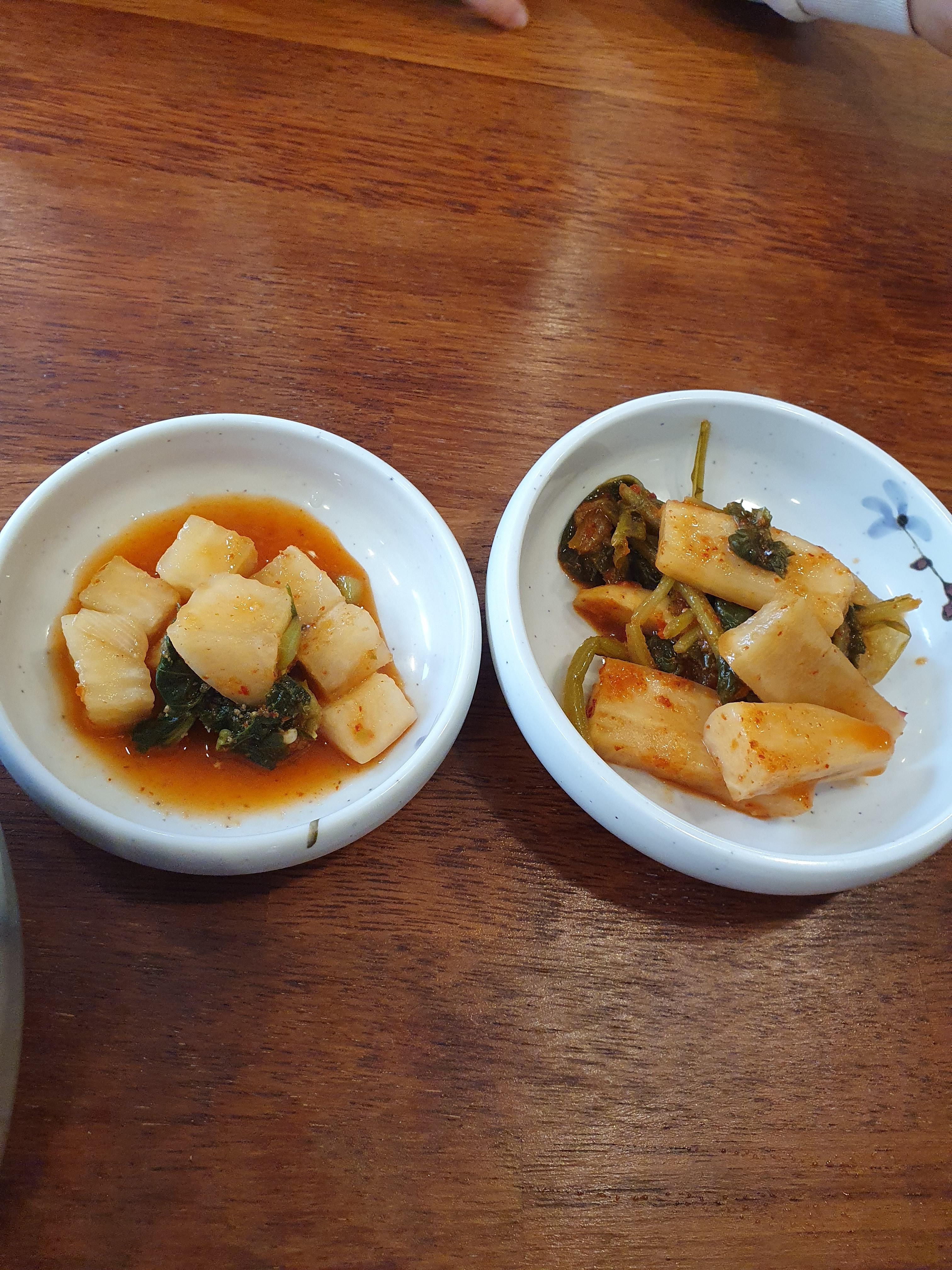 반찬 깍두기와 열무김치 둘다 국물이 많이들어간 스타일의 김치! 시원해 맛있다.