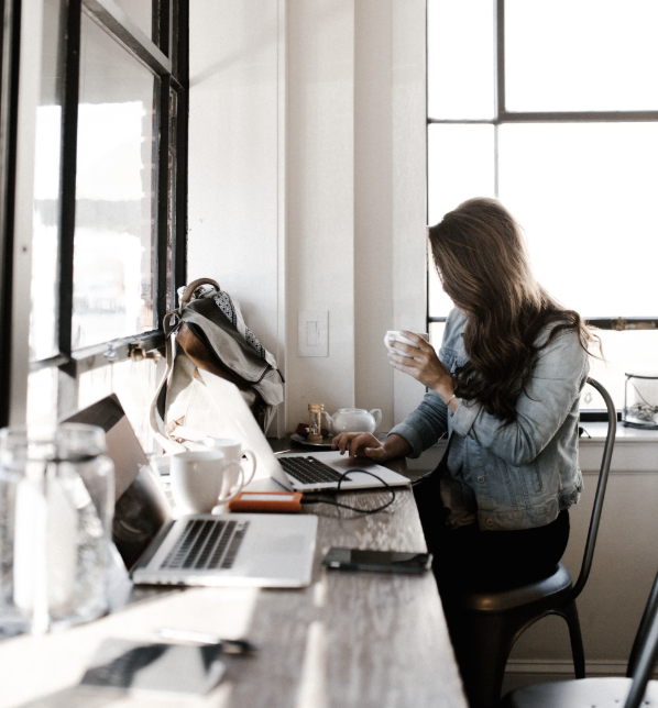 여행 중에도 생산성을 유지하는 디지털 노마드의 아침 루틴