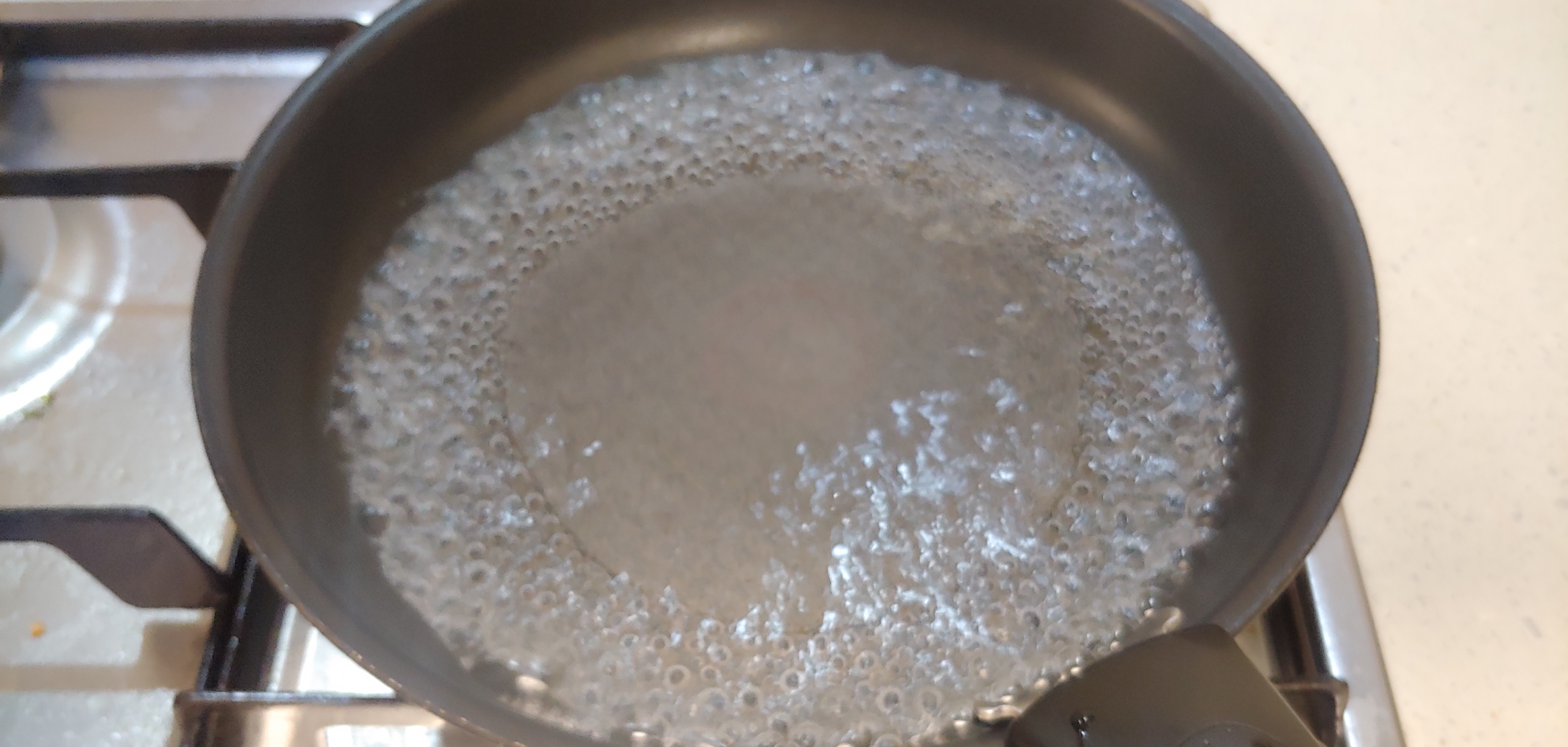 물이 남아있을 때는 아무리 끓여도 흰색입니다만