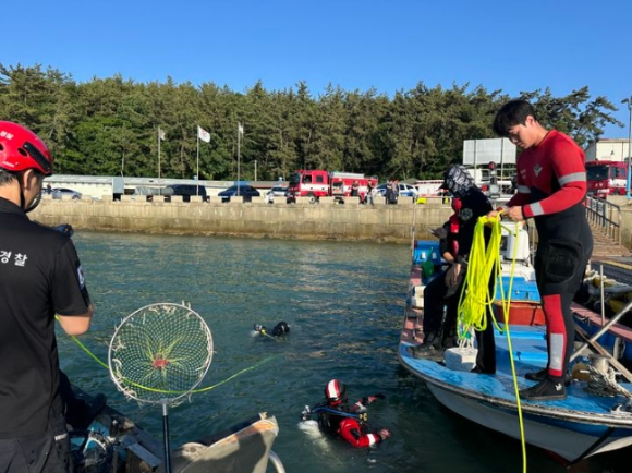 목포해경이 9일 오후 무안군 홀통항 인근서 바다로 추락한 차량을 수색하고 있다. [사진=해경]