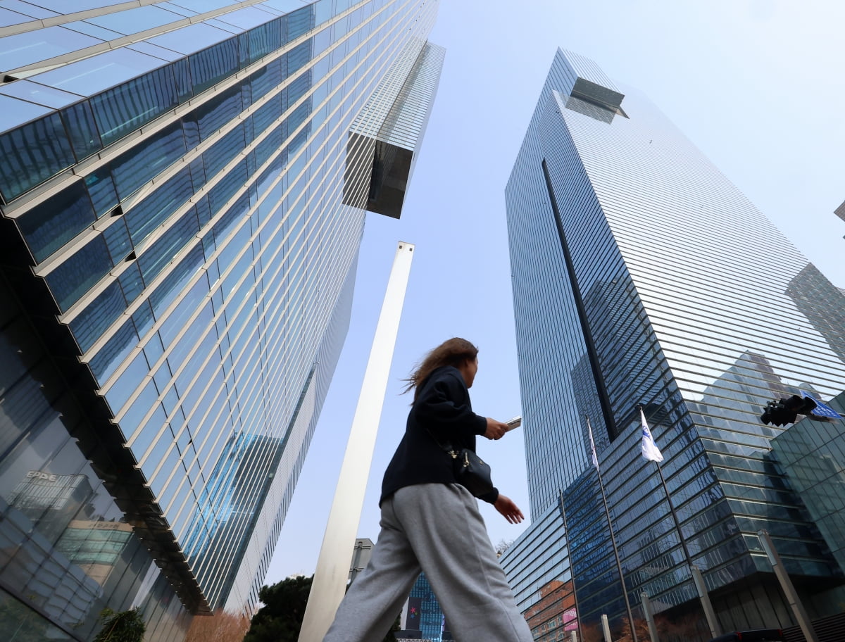 삼성전자가 22년 연속으로 국내 기업 중 매출 1위 자리를 지켜오고 있는 것으로 나타났다.