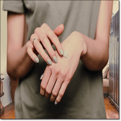 키토산 효능 피부 관리&#44; 손등에 키토산 연고 바르는 여성