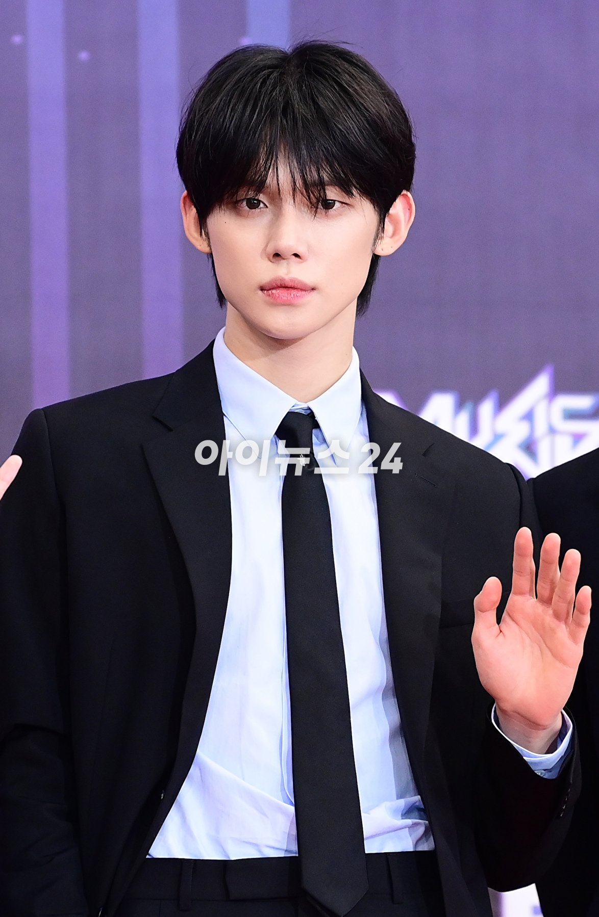 그룹 투모로우바이투게더가 15일 오후 서울 여의도 KBS홀에서 열린 &#39;2023 뮤직뱅크 글로벌 페스티벌&#39; 레드카펫 포토월 행사에 참석하고 있다. [사진=정소희 기자]