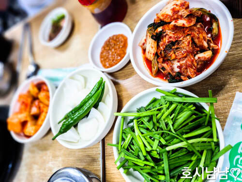 하남순대국 김치와 깍두기 &ndash; 직접 담근 깊은 맛의 밑반찬