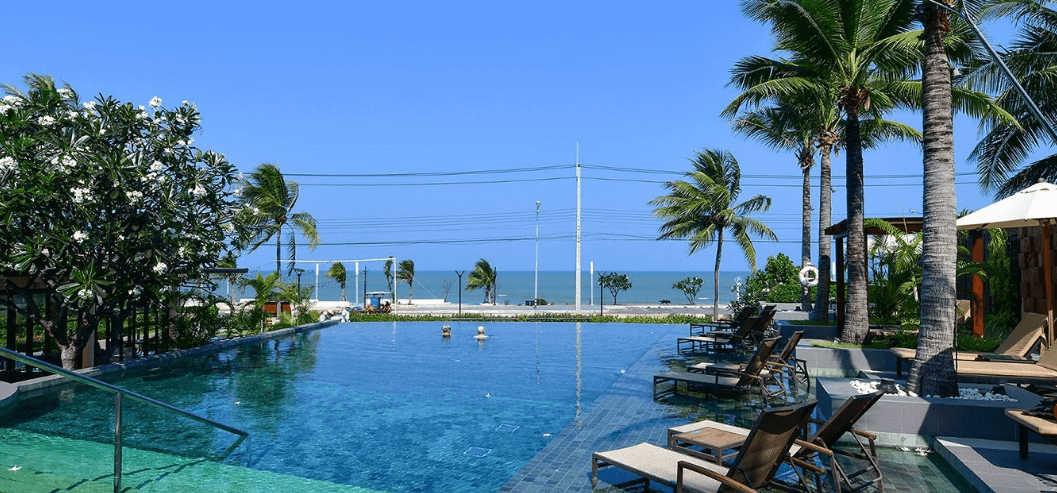 해변가가 보이는 야외 수영장