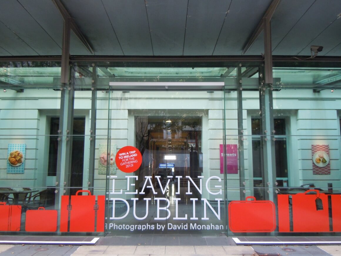 이민을 떠나는 더블린 사람들을 담은 데이빗 모나한의 
기획사진전 &lsquo;더블린을 떠나며&rsquo; 홍보물