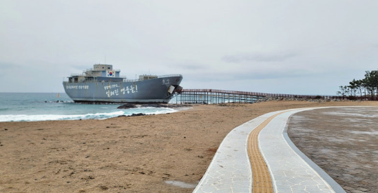 장사해수욕장과 장사상륙작전 모형배