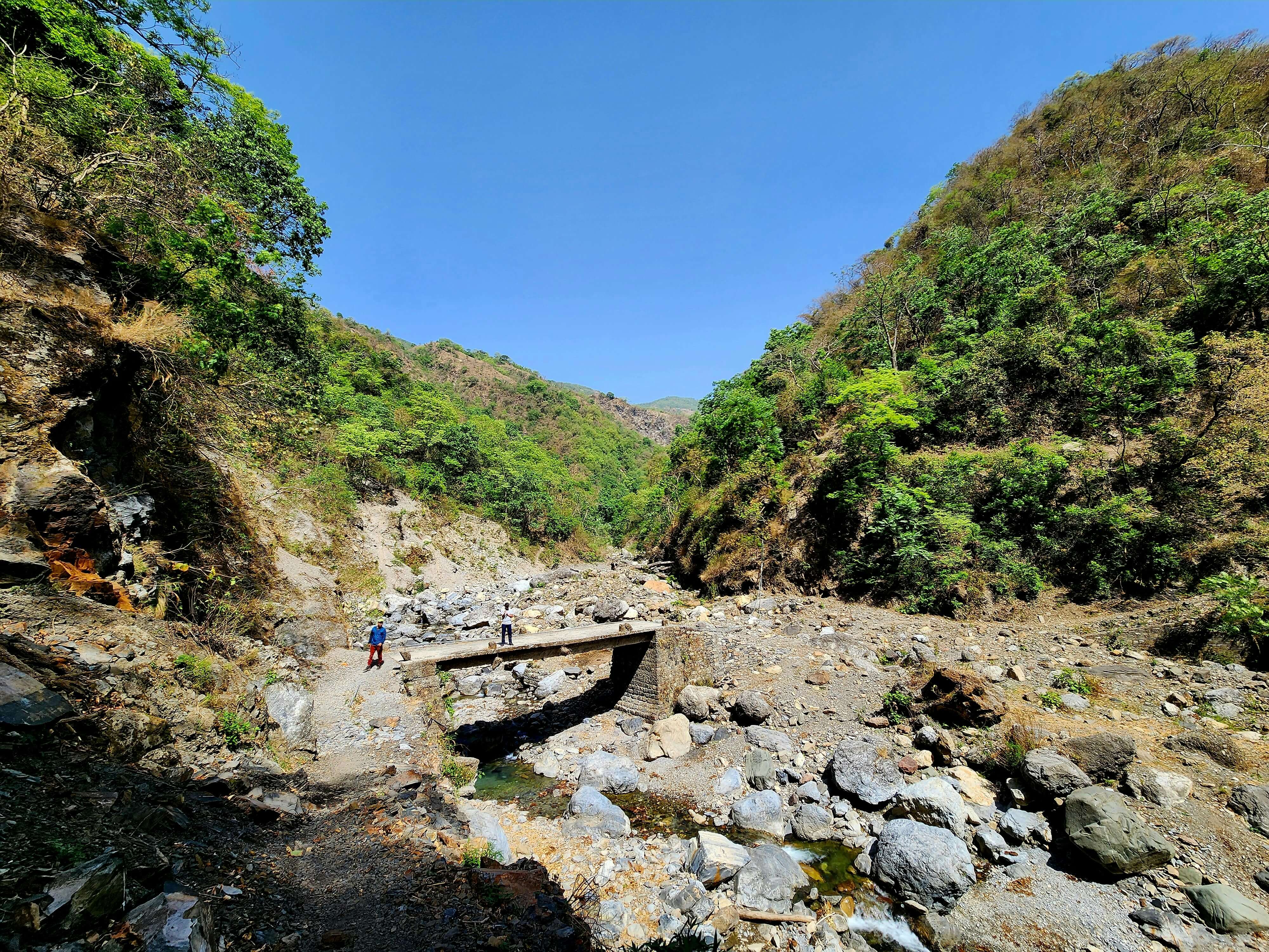 대형 싱크홀로 사라진 도로