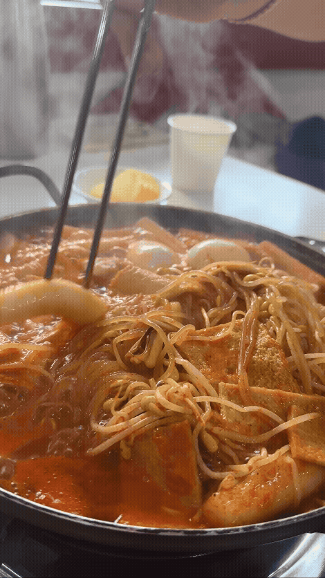 강남대 신혼부부 즉석떡볶이에서 떡과 어묵을 젓가락으로 섞는 장면