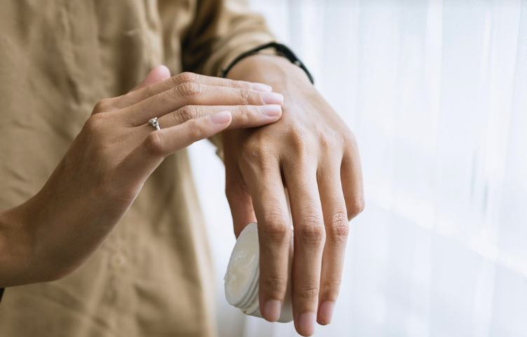 봄철 피부 관리 꿀팁: 건조함과 미세먼지로부터 피부를 지키는 법