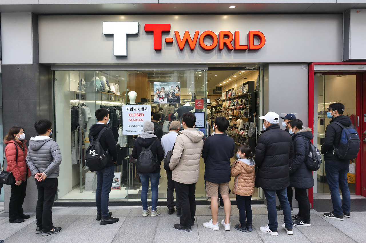 유심교체를 위해 줄서있는 사람들